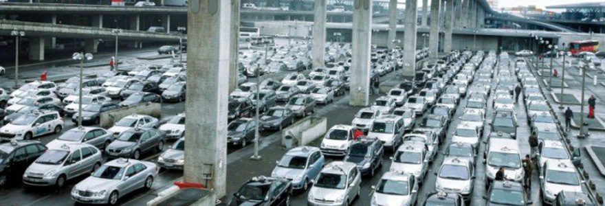 parking à l'aéroport Roissy CDG.